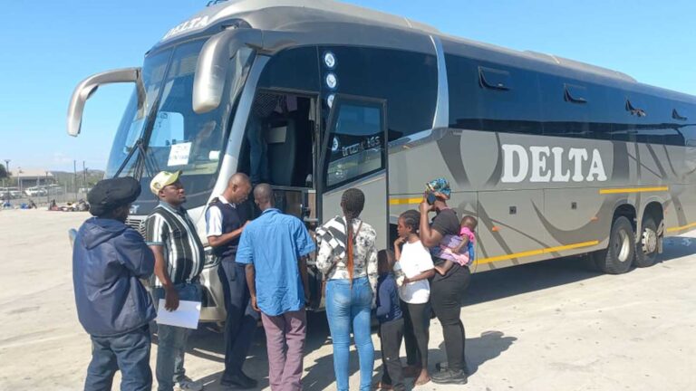 74 Zimbabweans arrive back home by road as xenophibia attacks heats up in SA 74 Zimbabweans arrive back home by road as xenophibia attacks heats up in SA
