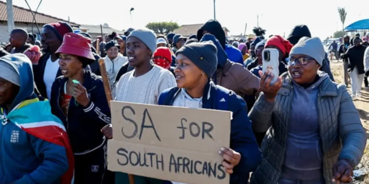 Zimbabweans face 5-year ban from South Africa after leaving country voluntarily